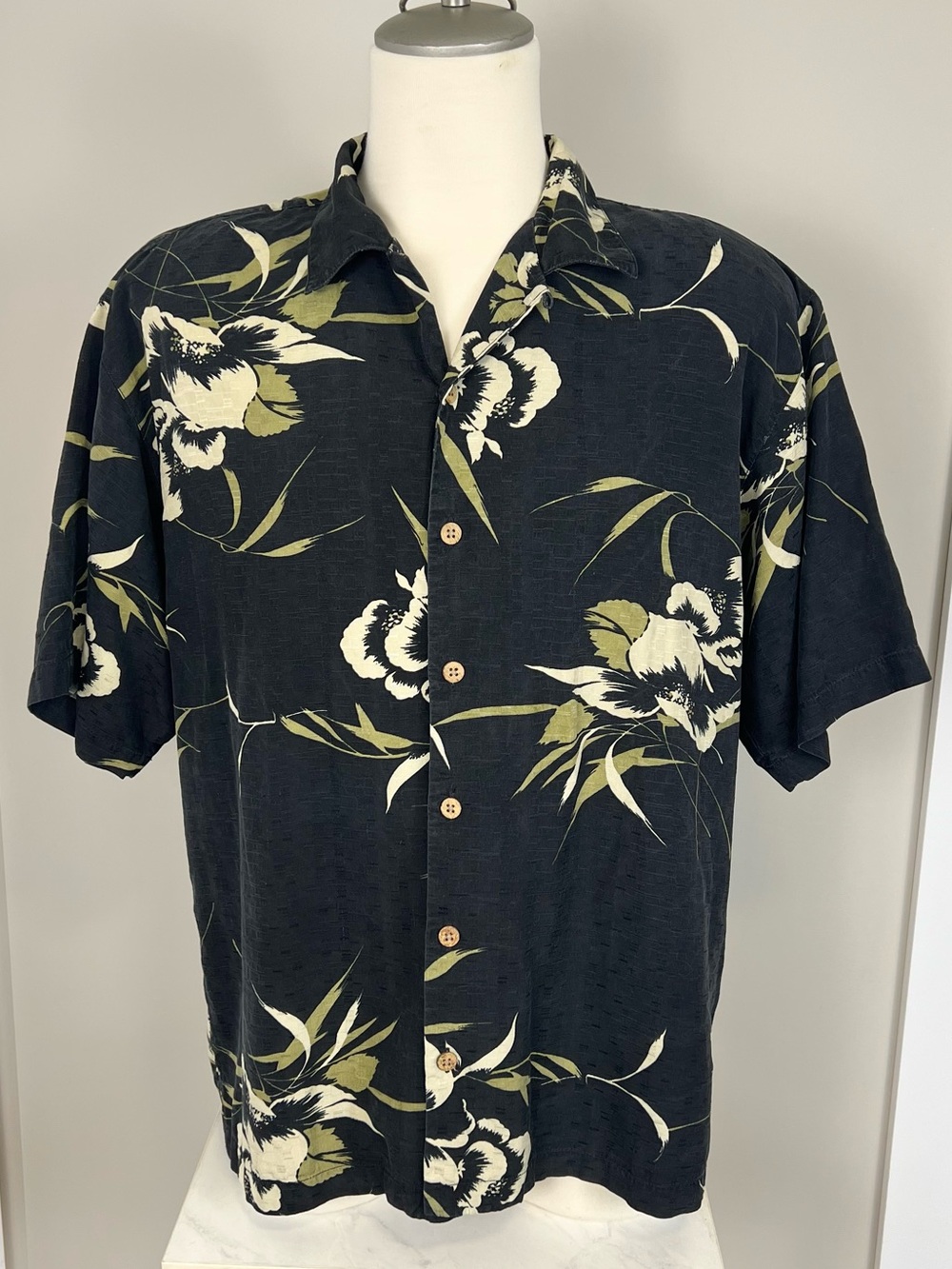 Tommy Bahama Black Floral Short-Sleeve Button-Down Shirt